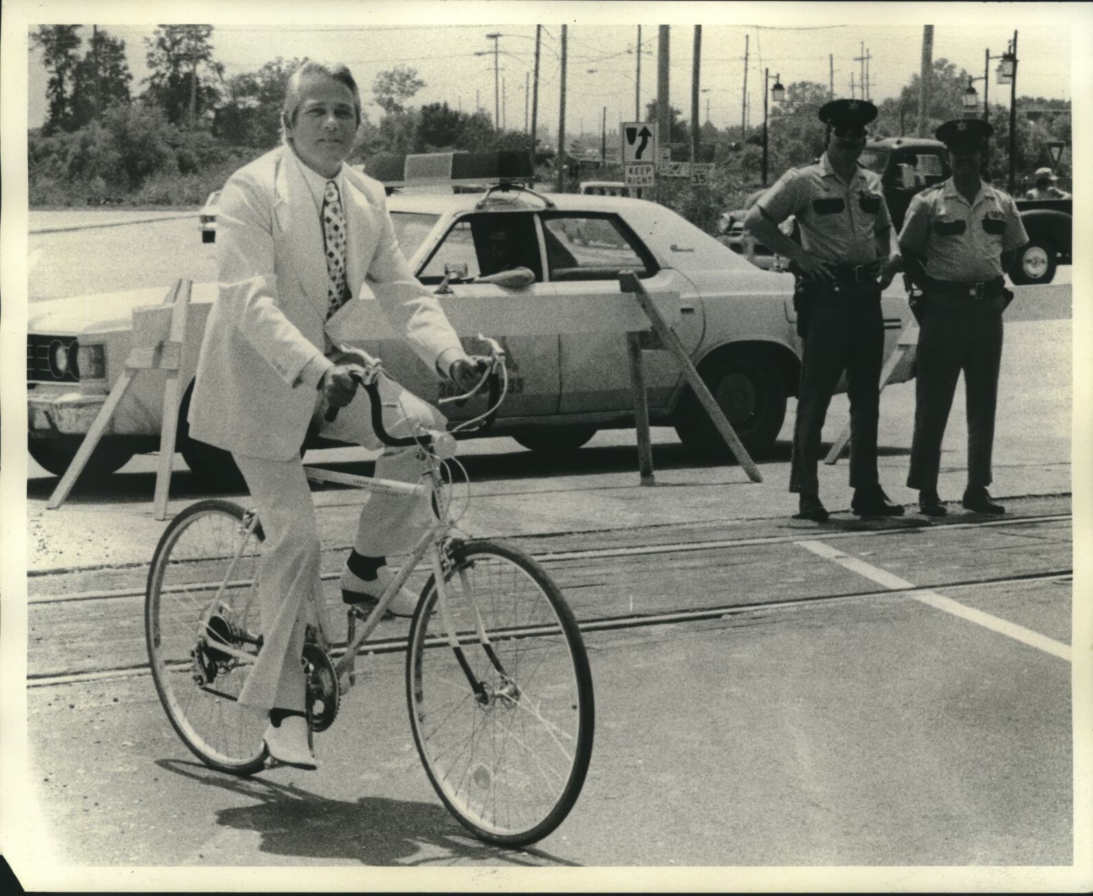 1975 Press Photo Governor Edwin Edwards riding a bike